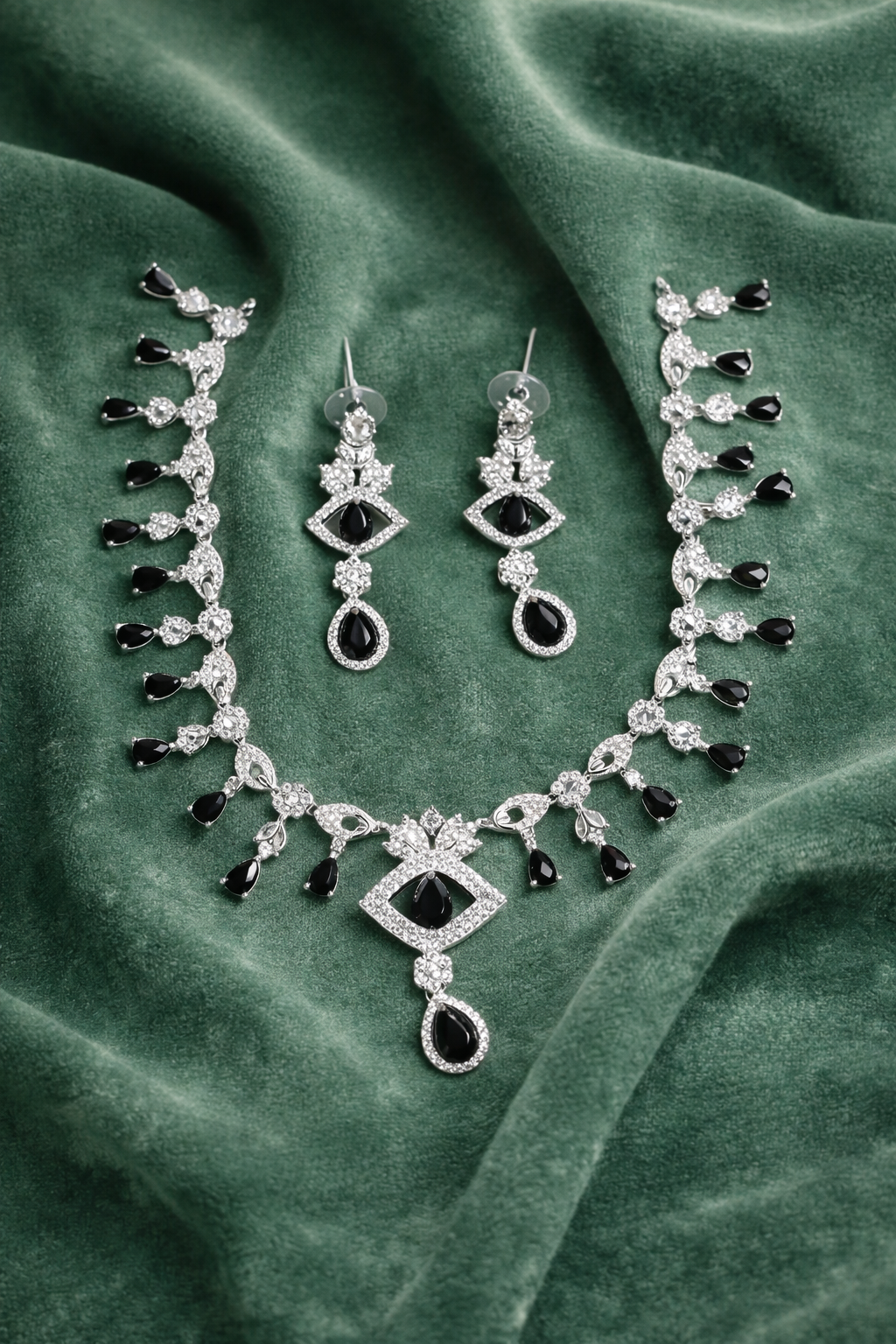 Elegant Black Stone Necklace Set with Fringe Drop Pattern